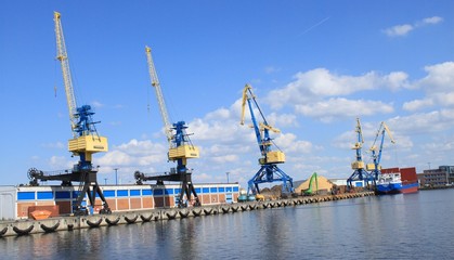 Fototapeta na wymiar Kranparade im Seehafen Wismar