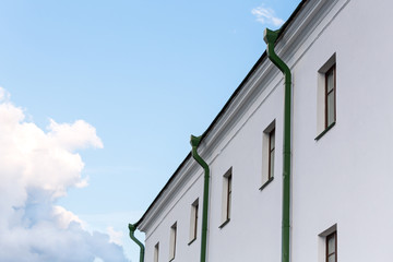 Rain gutter with downspout