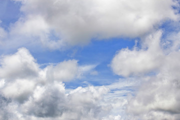 Fototapeta premium chmury na niebieskim niebie