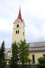 Fototapeta premium Wallfahrtskirche Mariä Geburt in Platz bei Ischgl