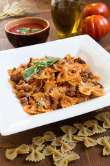 Farfalle con pomodoro e carne di manzo