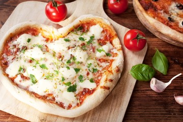 Herz Pizza mit Tomate, Käse und Kräutern