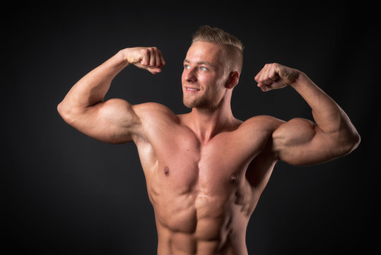 Bodybuilder zeigt seine Muskeln