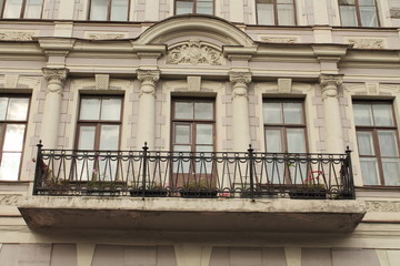 Fototapeta na wymiar балкон с окнами старинного здания