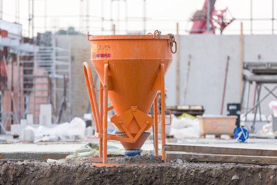 Betonk&uuml;bel auf der Baustelle