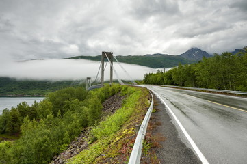 Norwegia , krajobraz wiejski, most i droga w deszczu