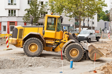 Strassenbauarbeiten und ein grosser gelber Baggerlader