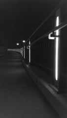 Beleuchtetes Geländer bei Nacht SW