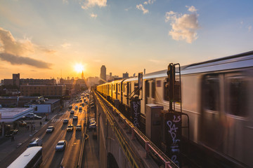 Naklejka premium Pociąg metra w Nowym Jorku o zachodzie słońca
