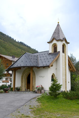Fototapeta na wymiar Antoniuskapelle in Wirl bei Ischgl - Alpen