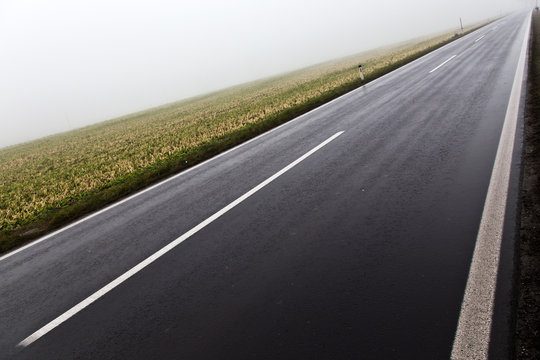 Straße/ Nebel/ Verkehr - Felder