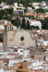Fototapeta na wymiar The Parish Church of Sant Vicent surrounded by roofs - Tossa de