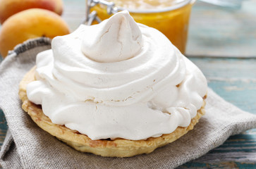 Pavlova cake filled with peach jam