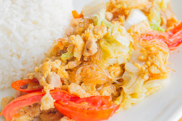 Fried vermicelli with egg and chicken