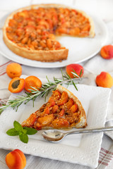 tarte aux abricots et part coupée (verticale)