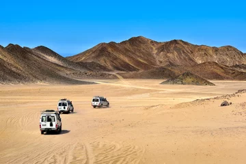 Deurstickers Landschap van de Saharawoestijn met jeeps voor safari. © Dejan Gileski
