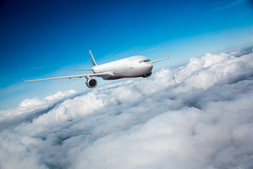Fototapeta premium Samolot pasażerski na niebie