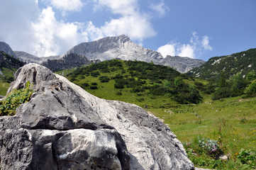Alpen mit Felsen