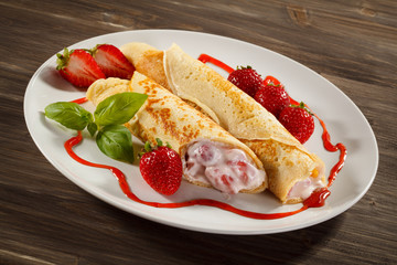 Pancakes with cream and strawberries
