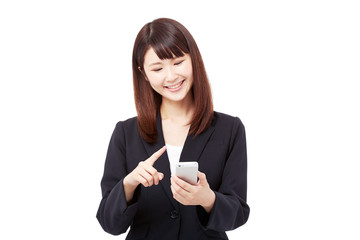 スマートフォンを持って笑うビジネスウーマン