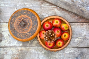 alte Holzschale mit Äpfeln