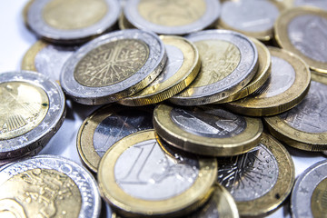 Euromünzen auf weißem Hintergrund