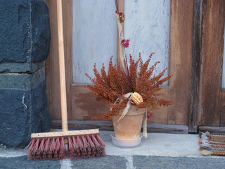 Herbstputz - Besen und Strohblume
