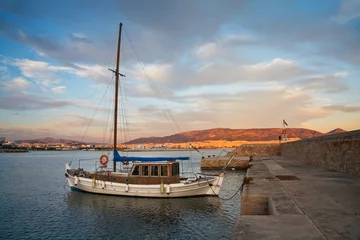 Badezimmer Foto Rückwand Boat anchored in Mikrolimano marina in Piraeus, Athens. © milangonda