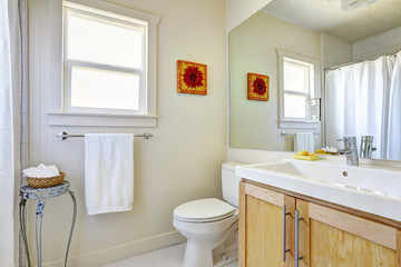 Fototapeta na wymiar Bright simple bathroom