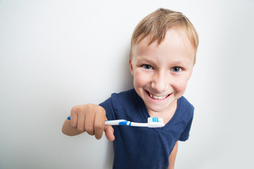 Junge putzt seine Zähne