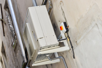 Externe engine of an air conditioner