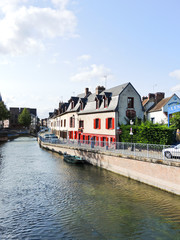 Obraz premium waterfront on rue d'Engoulvent in Amiens city