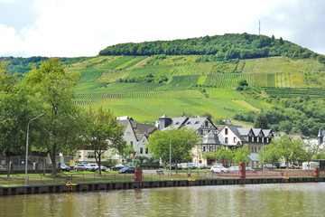 Fototapeta na wymiar Moselle waterfront of Ellenz Poltersdorf village
