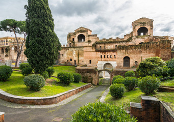 Obraz premium Porta Asinaria and guard Towers on the Rome walls