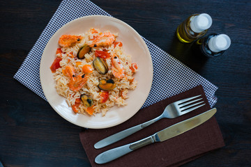 stir fried rice noodles with prawns and mussels