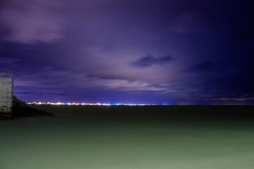 Mare di rimini in notturna, cielo viola, ora blu
