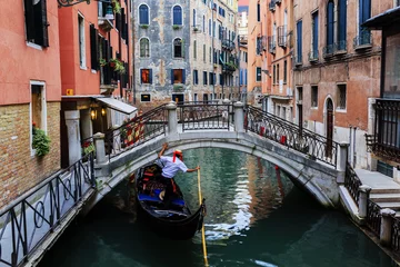Foto op Plexiglas Venetië, Italië - Gondelier en historische huurkazernes © Gorilla