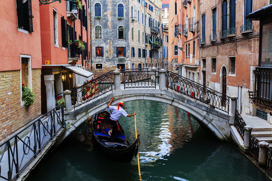 Fototapeta Venice, Italy - Gondolier and historic tenements