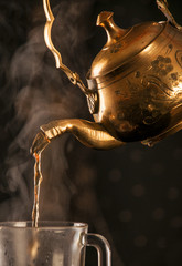 Nalewanie herbaty z orientalnego czarnika
