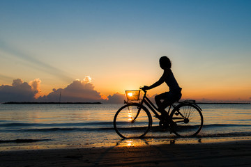 pedalata all'alba sul mare