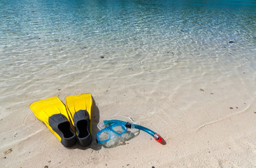 Pinne maschera e boccaglio in spiaggia. Polinesia francese