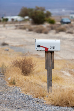 Cassetta delle lettere bianca in metallo con numero nel deserto