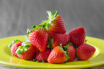  red strawberries on dish