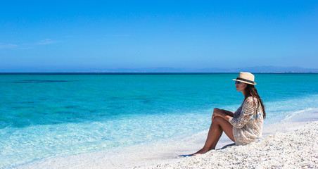 Fototapeta na wymiar Young beautiful woman enjoying beach tropical vacation