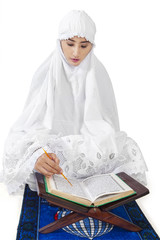 Muslim woman reads Kuran 1