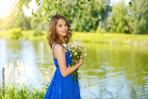 девушка платье полевые цветы улыбка скачать