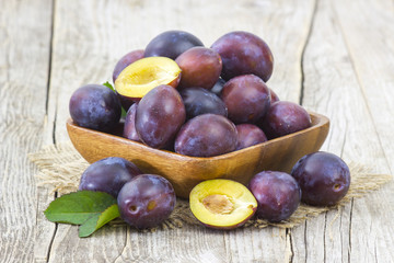 Obraz premium fresh plums in a bowl