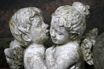 Skulptur eines Engels auf einem Grab