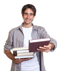 Mann mit schwarzen Haaren reicht ein Buch