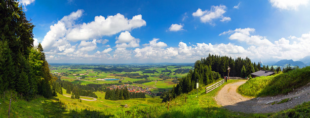 Alpenvorland Panorama mit Alm